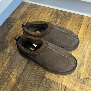 Dark brown platform Ugg Tazman